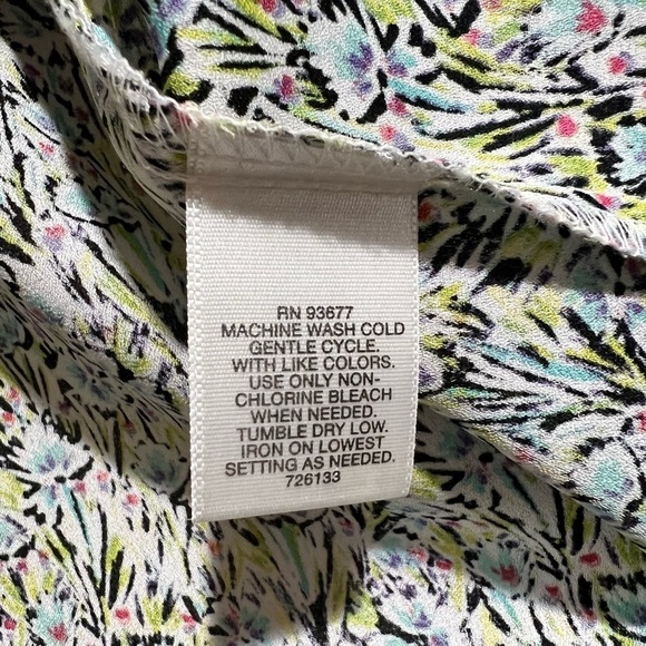 LIZ CLAIBORNE PETITE SMALL FLORAL V NOTCHED NECKLINE LONG SLEEVE BLOUSE - Picture 5 of 5